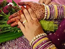 De mehndi-applicatie op de hand van een bruid.