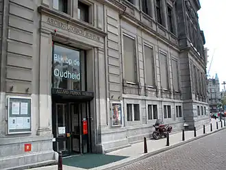 Ingang van het gebouw