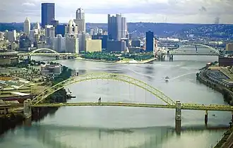de Allegheny (links) en de Monongahela (rechts) gaan verder als de rivier de Ohio (onder) in Pittsburgh