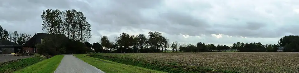Panorama over het gehucht Allersma. Uiterst rechts de bossages rond de Allersmaborg