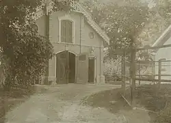 Het oude koetshuis in 1899 met rechts het uiteinde van het nieuwe koetshuis. Het oude koetshuis is later afgebroken.