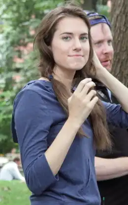 Allison geeft een interview na het filmen van Girls in Washington Square Park, Greenwich Village, New York.