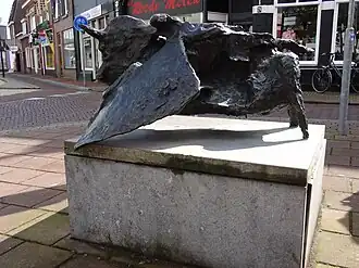 sculptuur op de hoek van de Oranjestraat