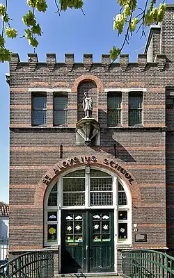 Ingang van de school