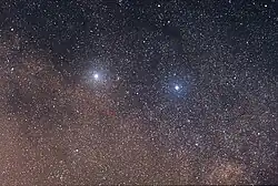 De heldere ster links is Alpha Centauri. Proxima Centauri is rood omcirkeld (rechts onder Alpha Centauri). De heldere ster rechts is Agena.