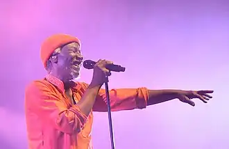 Alpha Blondy tijdens een optreden in Tilburg in 2016