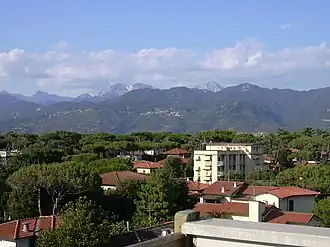 de Apuaanse Alpen gezien vanuit Pietrasanta