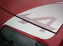 De gestyleerde Alpine "A" op het kofferdeksel van de Alpine V6 Mille Miles