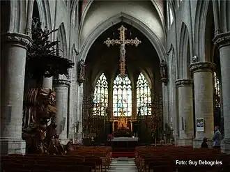 Het interieur van de kerk met het devotiebeeld van Maria, genaamd Stella Maris (d.i. Ster der Zee)
