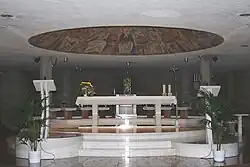 Het altaar in de bovenkerk in Collevalenza