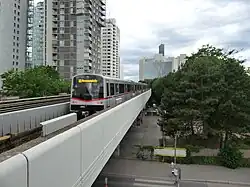 Een metrostel van de reeks V op het viaduct tussen Alte Donau en Kaisermühlen.