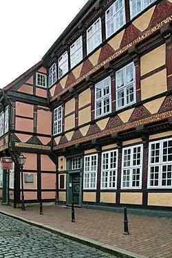 Dit huis aan de Kalandgasse herbergde van 1328 – 1843 de Latijnse School, die als het Gymnasium Ernestinum nog voortbestaat