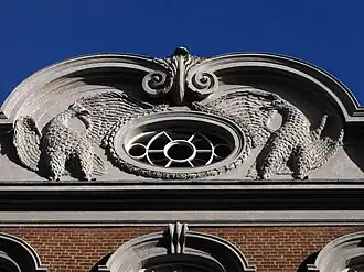 Gebeeldhouwd fronton met adelaars