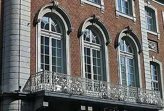 Idem, detail afgeronde lisenen en balkon