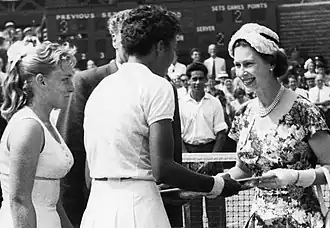 Darlene Hard (links) met de Britse koningin Elizabeth op Wimbledon 1957