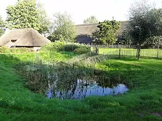 Boerderij met jaartalankers in de gepleisterde voorgevel