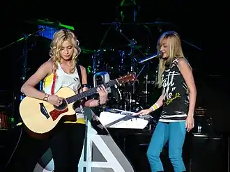 Aly en AJ tijdens in concert in juli/augustus 2007