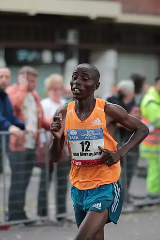 John Mwangangi tijdens de marathon van Amsterdam in 2014