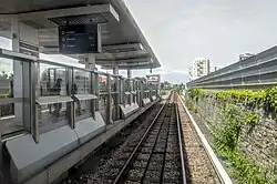 Het spoor naar het noorden met perronhekken in 2022.