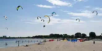 Kitesurfen aan het strand in Amager Strandpark