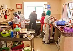 Cursisten en vrijwillers bereiden de lunch samen met de kookdocent