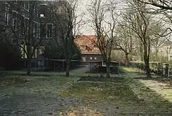 schoolplein, school en directeurswoning