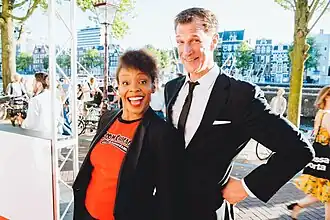 Amber Ruffin en Greg Shapiro bij het 25-jarige jubilieum van Boom Chicago.