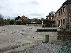 Wat er overblijft van het fabrieksterrein en het sporen-emplacement van de suikerfabriek. In de verte is nog de in gebruik zijnde opslagplaats te zien. (zie Bestand:Ambresin suikerfabriek 2.JPG)