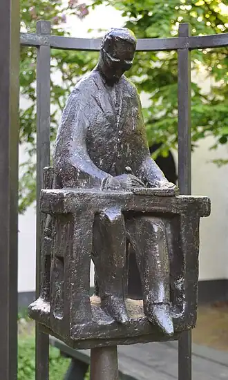 De ambtenaar door Louis Dusée