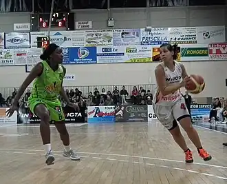 Amel Bouderra van Flammes Carolo basket in witte thuisshirt in 2012