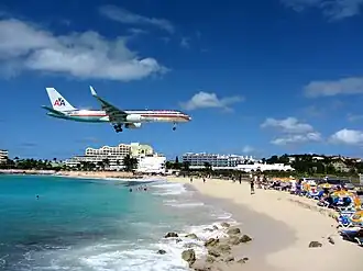 American Airlines nadert Maho Beach