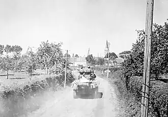 Amerikaanse pantservoertuigen rijden door Ballon op jacht naar terugtrekkende Duitsers