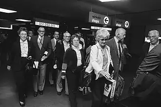 Amerikanen zijn gearriveerd op Schiphol in het kader van de viering van tweehonderd jaar onafgebroken vriendschappelijke en diplomatieke betrekkingen tussen Nederland en Amerika