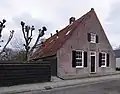 Tabaksboerderij, brede topgevel aan de straat, van het amerongse type