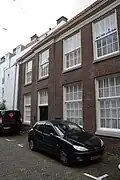 Eenvoudig huis met rechte kroonlijst, aan de Singel uitgebouwde vleugel