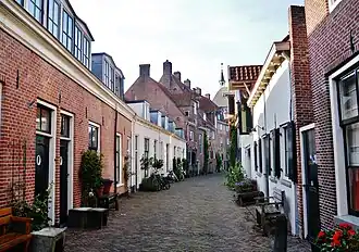 Gezicht op de Muurhuizen bij de Dieventoren