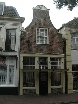 Kamp 11 Huis met halsgevel, met getoogde afdeksteen en zandstenen voluten