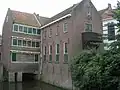 Huis met moderne voorgevel, achterzijde aan de Singel houtbouw sterk gerestaureerd