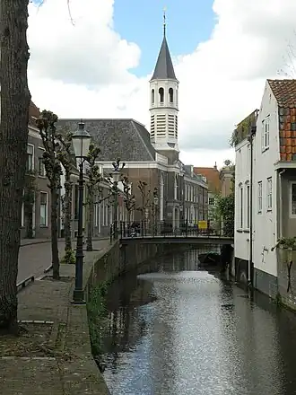 De Langegracht met de in 2007 afgebrande en inmiddels herbouwde Elleboogkerk.