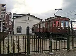 Naast Station Amersfoort NCS staat als blikvanger rijtuig 605 van de Holmenkollenbaan in Oslo.