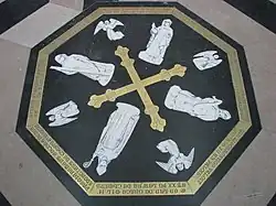 Het midden van het labyrint met de afbeeldingen van de drie architecten (Robert de Luzarches, Thomas et Renaud de Cormont) en van de bisschop Évrard de Fouilloy