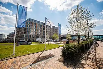 Voorplein ziekenhuis met vlaggen