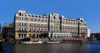 Amstel Hotel, restaurant La Rive bevond zich onder de rode luifels.