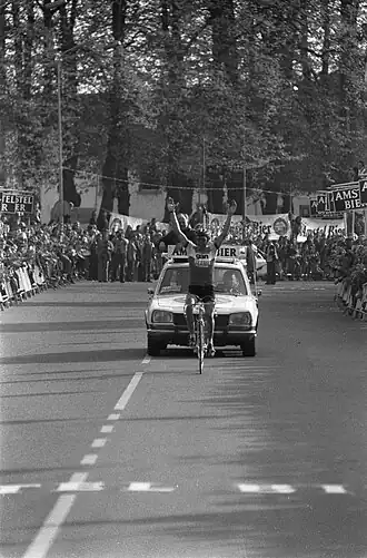 Gerrie Knetemann met de handen omhoog aan de finish