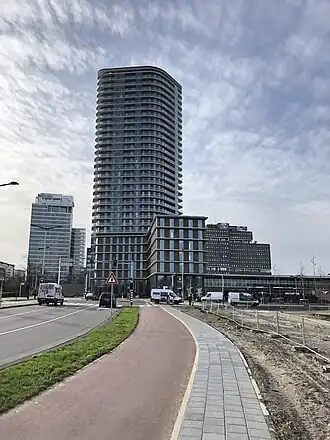 Het gebouw vanuit de Hugo de Vrieslaan