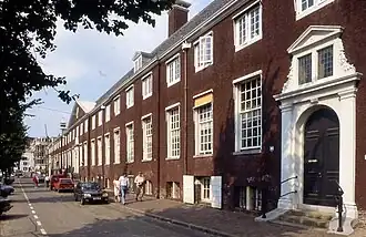 De Amstelhof voor de restauratie