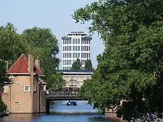 Barbiersbrug met op de achtergrond Apollo House