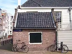 Buurthuisje met linksdekkende dakpannen