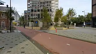 Amstelplein oktober 2019. Achtergrond de Rembrandttoren; links Blookergebouwtje