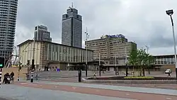 Keerlus van tram 12 voor het Amstelstation in juni 2019, op achtergrond van rechts naar links ROC, Rembrandttoren, Mondriaantoren en Amstel Tower.